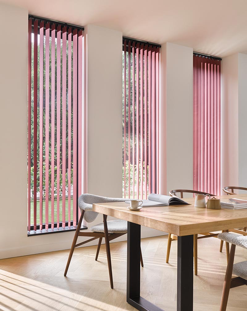 Røde lamelgardiner fra Luxaflex