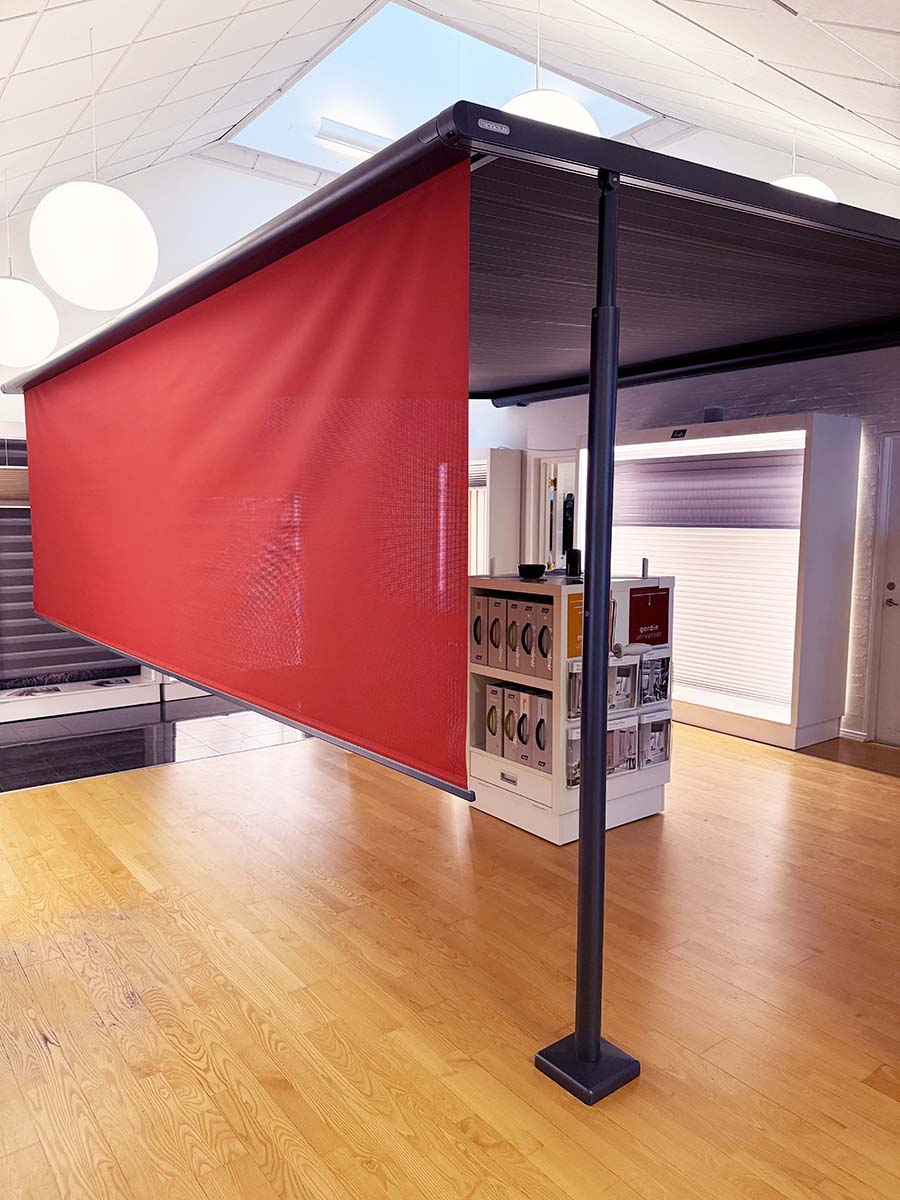 Pergola med rød rullegardin og antrasit dug