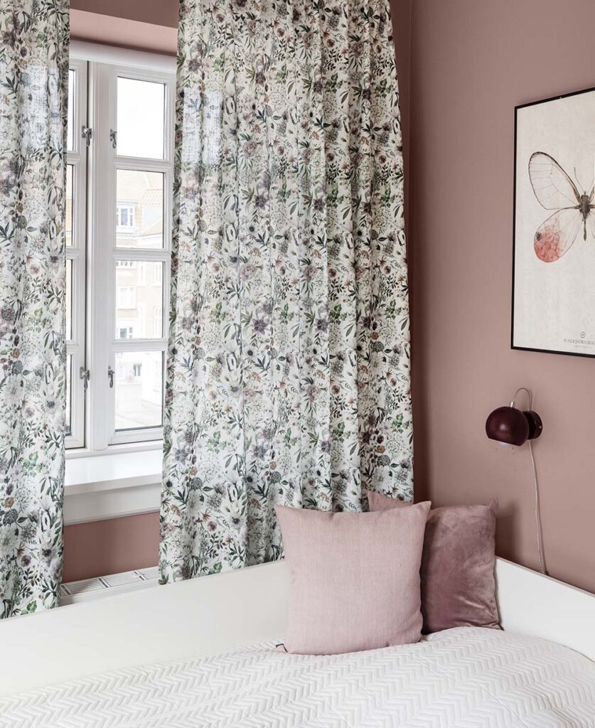 gardiner med blomster i børneværelse - Pargunette